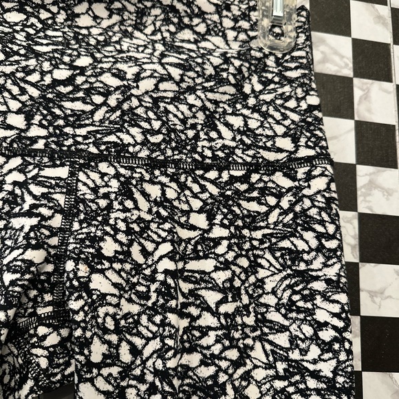 LULULEMON Align Crop 23" Venture Floral Alpine White Black size 8 LIKE NEW - Picture 8 of 11